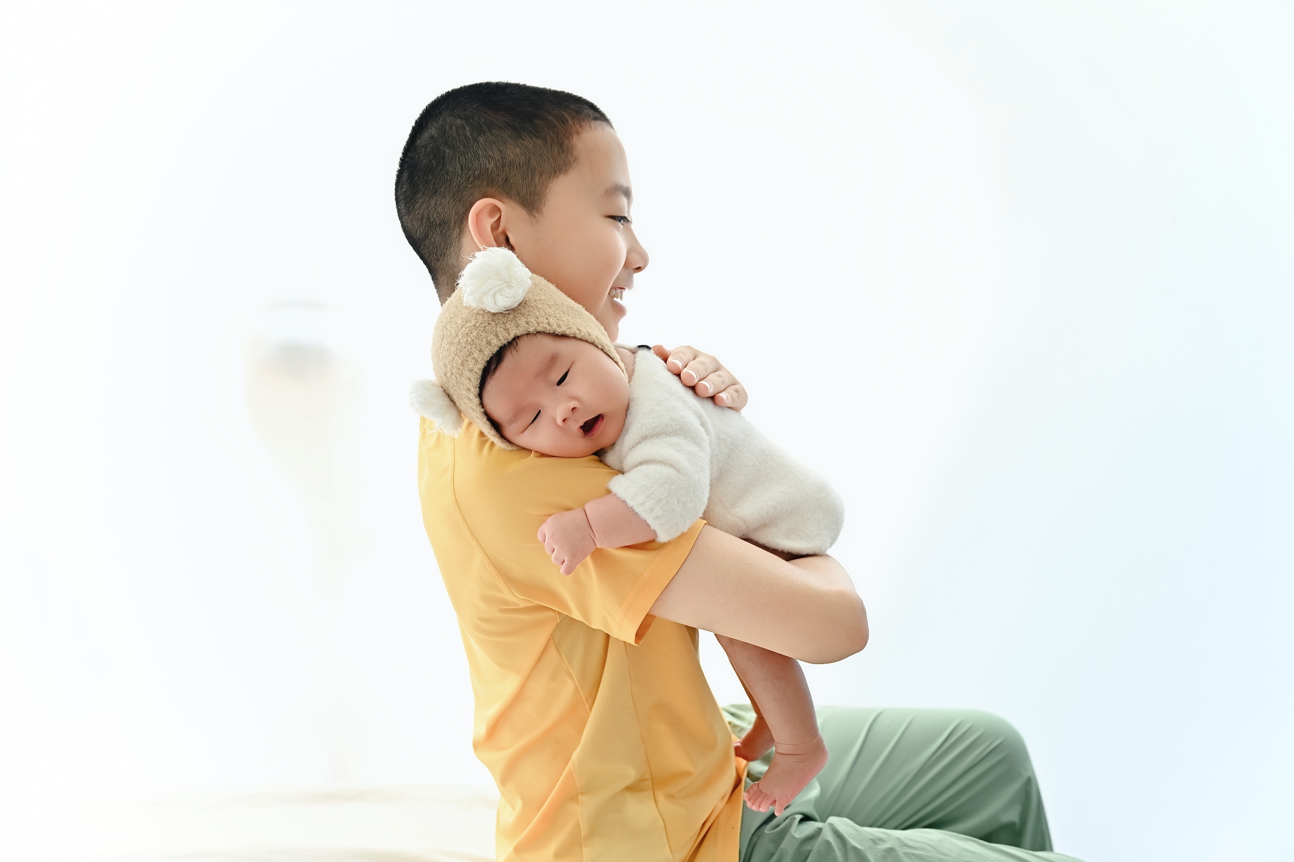 Source image for Brother Gently Bouncing Sleeping Baby in Bear Hat