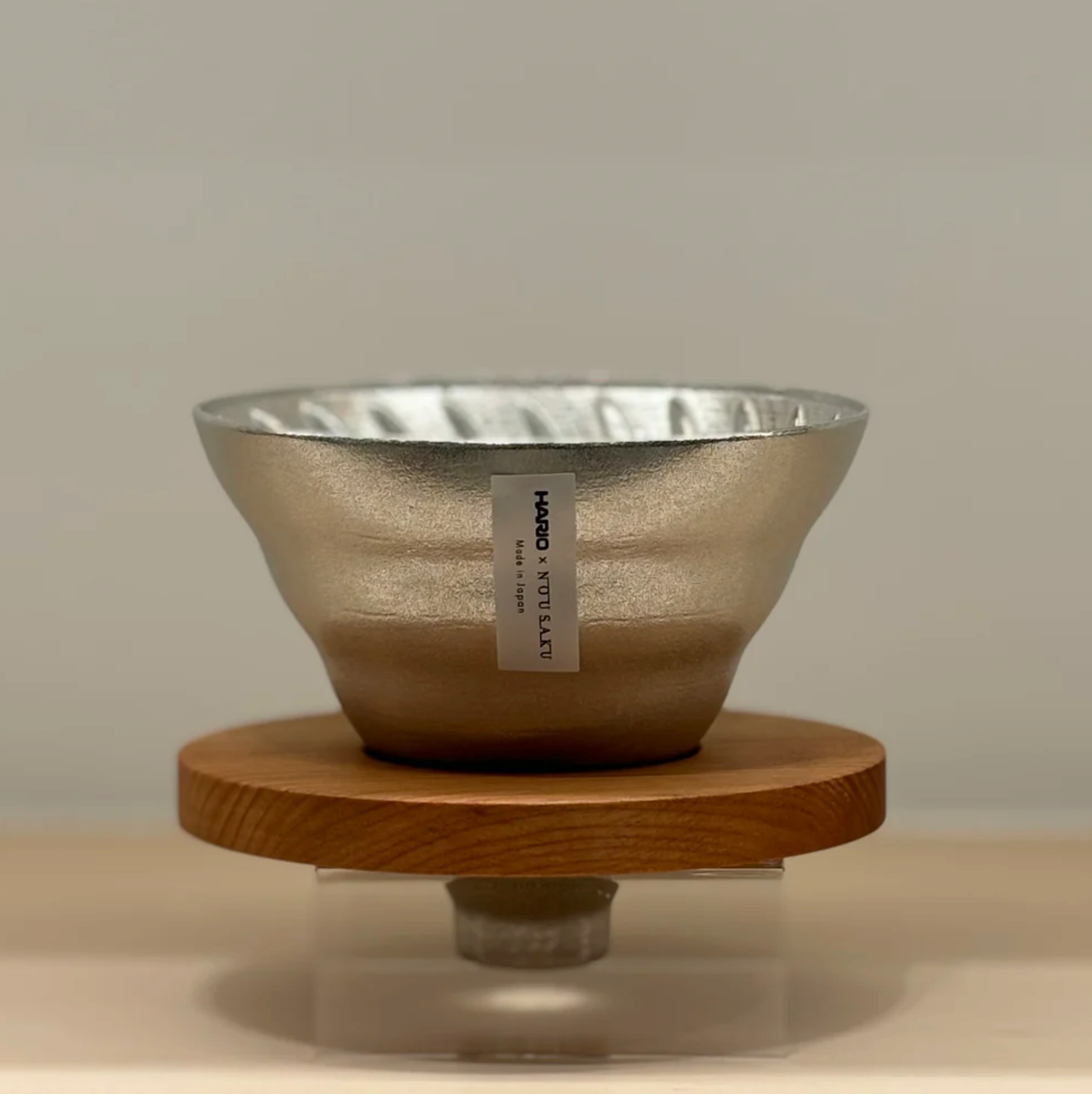 Source image for Hario Notusaku Ceramic Dripper Rotating Display
