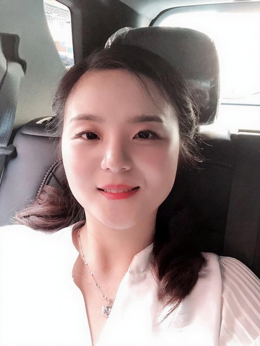 Source image for Woman in Car Smiling Then Reacting to Bump