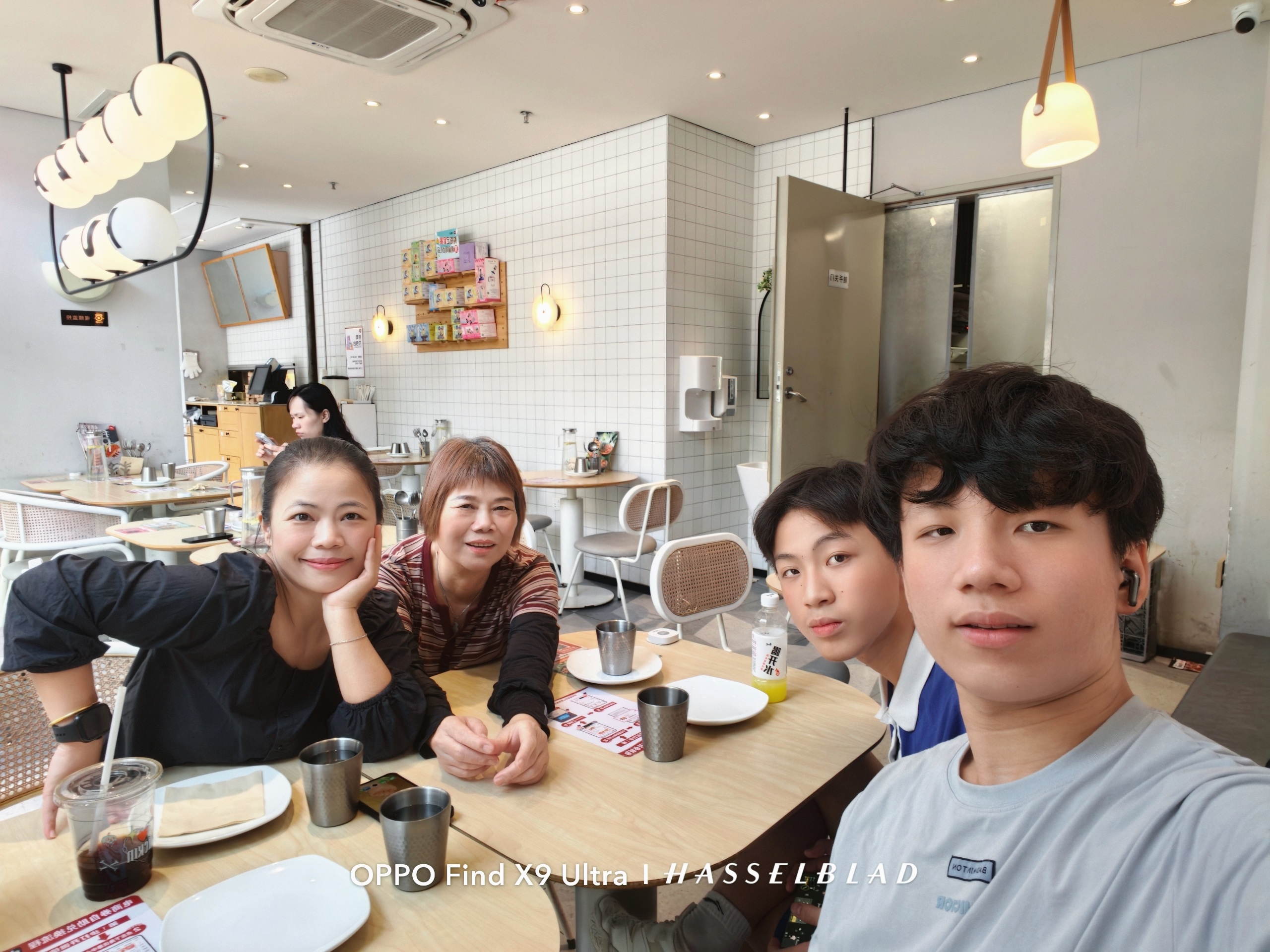 Source image for Family Selfie Moment Turns Awkward at the Restaurant Table